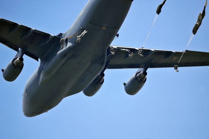 Những hình ảnh chụp cận cảnh dưới bụng chiếc C-17 Globamaster